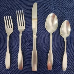 Oneida Paul Revere Satin Finish 5 PC Cutlery Set.  4 Sets Available.